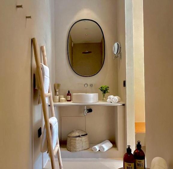 Полулюкс Вид на Сад, Toile Blanche