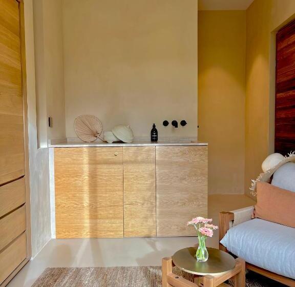 Полулюкс Вид на Сад, Toile Blanche