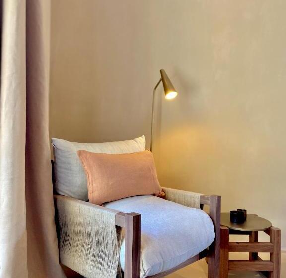 Полулюкс Вид на Сад, Toile Blanche