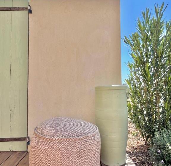 جناح مطلّ علي الجبل, Toile Blanche