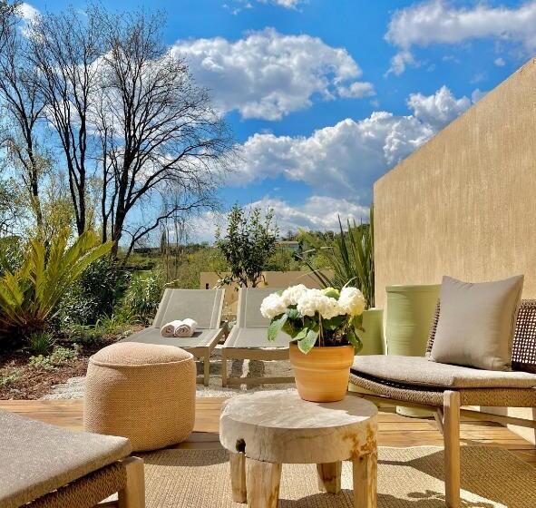 Люкс Вид на Горы, Toile Blanche