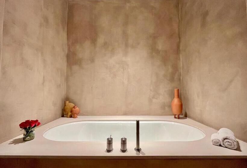 جناح مطلّ علي الجبل, Toile Blanche
