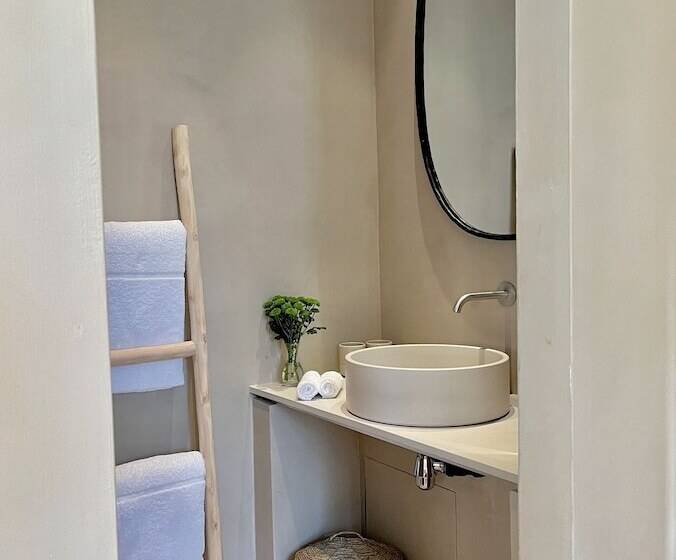 Полулюкс Вид на Сад, Toile Blanche