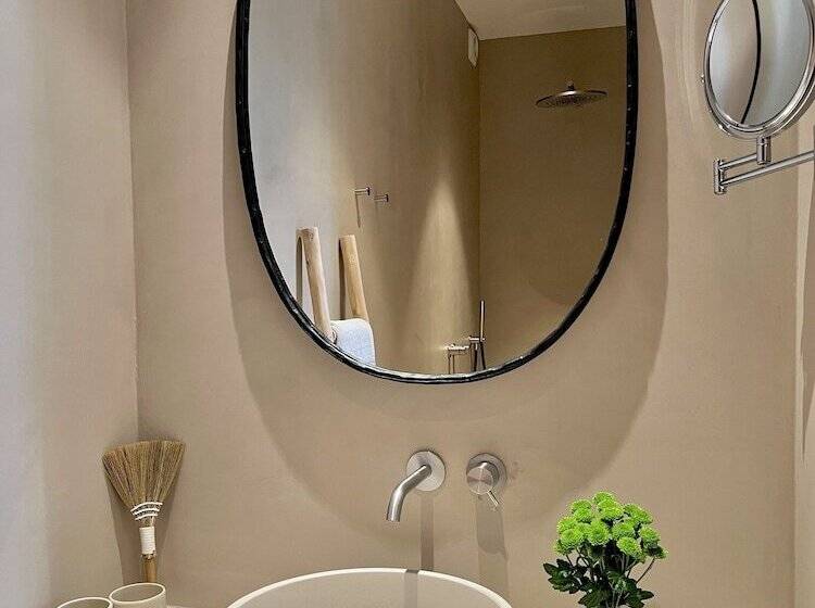 Полулюкс Вид на Сад, Toile Blanche