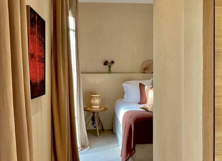 Полулюкс Вид на Сад, Toile Blanche