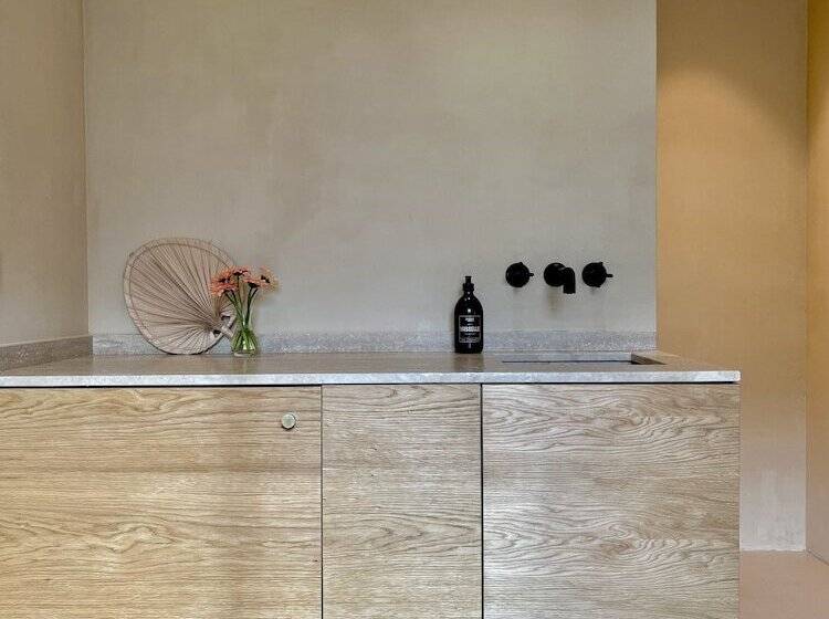 Полулюкс Вид на Сад, Toile Blanche