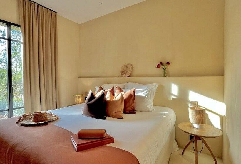 Полулюкс Вид на Сад, Toile Blanche