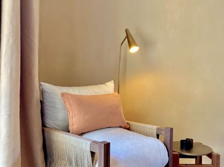 Полулюкс Вид на Сад, Toile Blanche