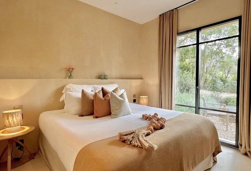 Полулюкс Вид на Сад, Toile Blanche