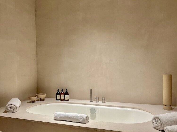 Люкс Повышенной Комфортности, Toile Blanche