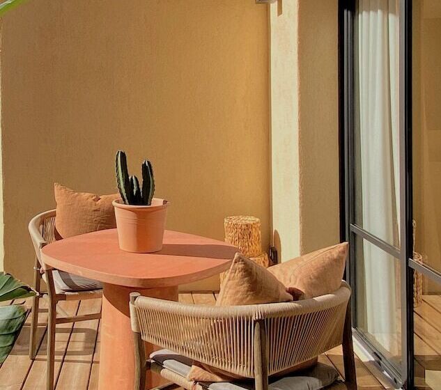 Люкс Повышенной Комфортности, Toile Blanche