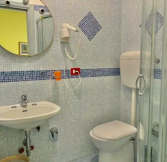اتاق استاندارد سه نفره, Albergo Cinzia