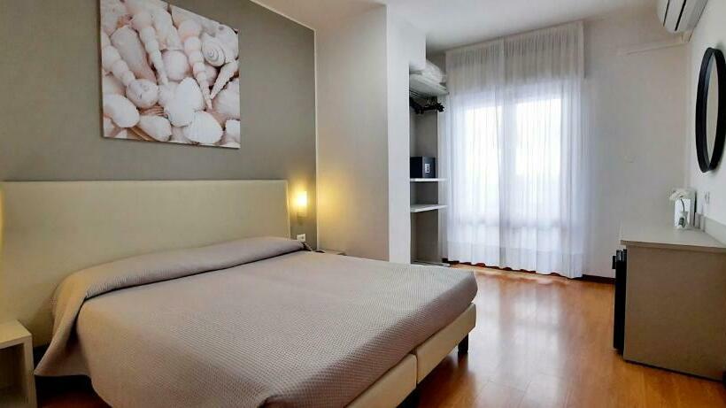 اتاق استاندارد با بالکن, Carol