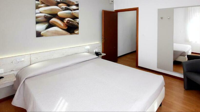 اتاق استاندارد با بالکن, Carol