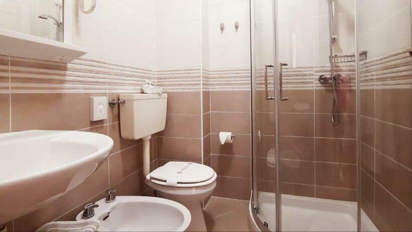 اتاق استاندارد با بالکن, Carol