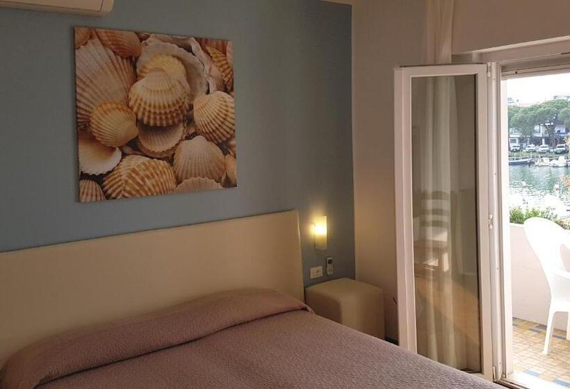 اتاق استاندارد با بالکن, Carol