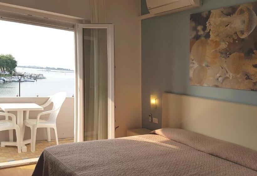 اتاق استاندارد با چشم‌انداز دریاچه, Carol