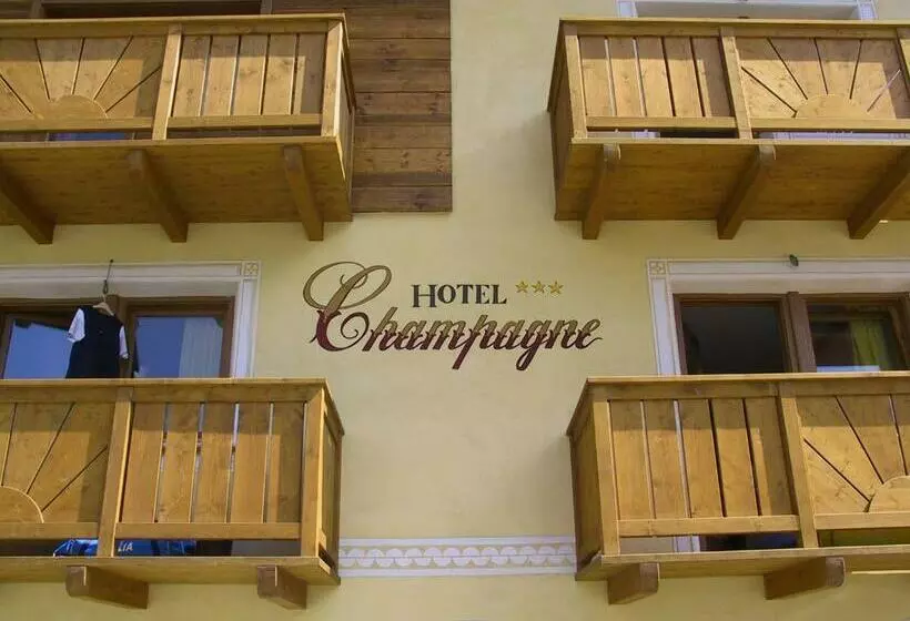 Standard Kolmen Hengen Huone, Champagne