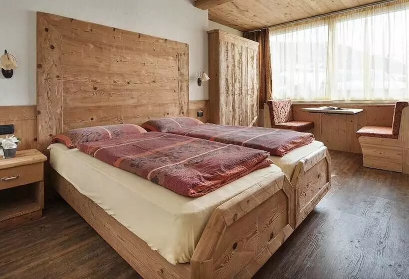 Standard Kolmen Hengen Huone, Champagne