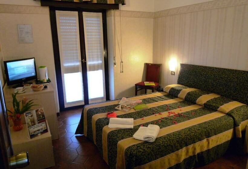 חדר סטנדרט לשלושה, Montecarlo