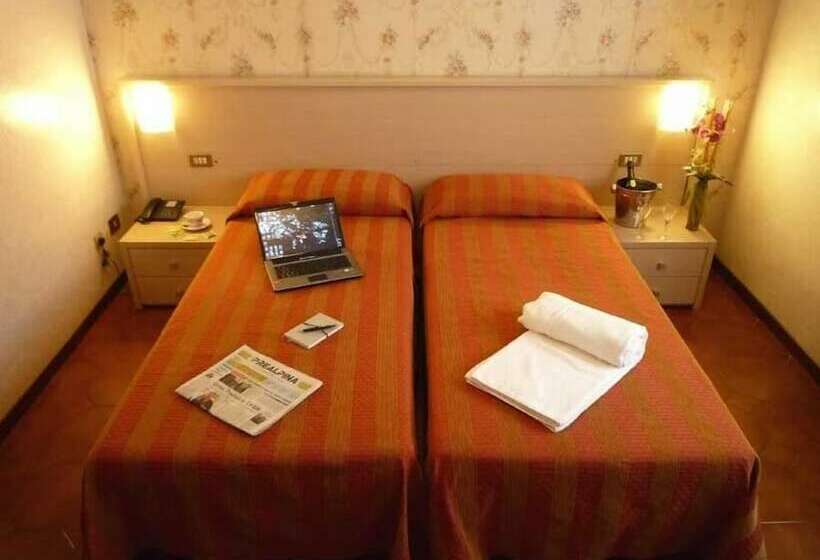 חדר סטנדרט לשלושה, Montecarlo