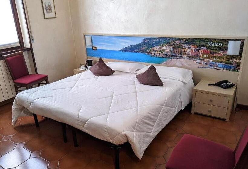 חדר סטנדרט לשלושה, Montecarlo