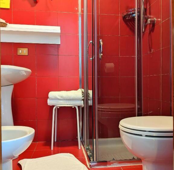 חדר סטנדרט לשלושה, Montecarlo