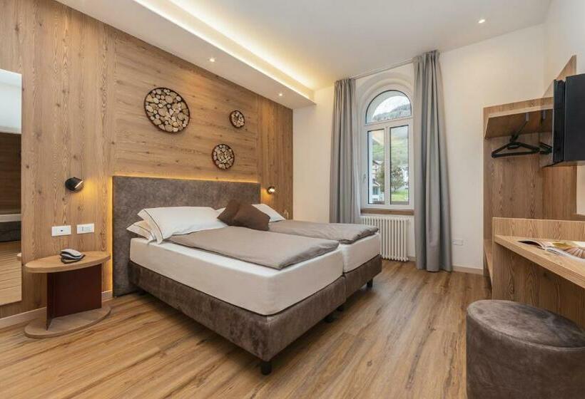 חדר משפחתי, Pejo