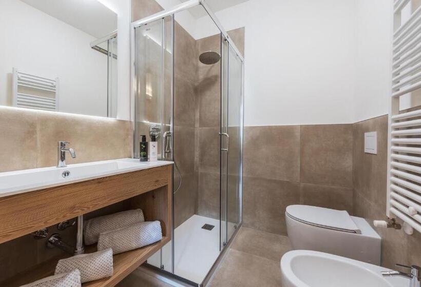 חדר משפחתי, Pejo