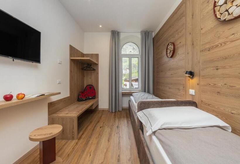 חדר משפחתי, Pejo