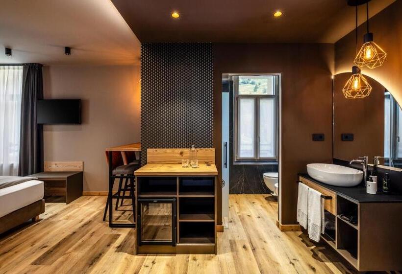 סוויטת ג'וניור, Pejo