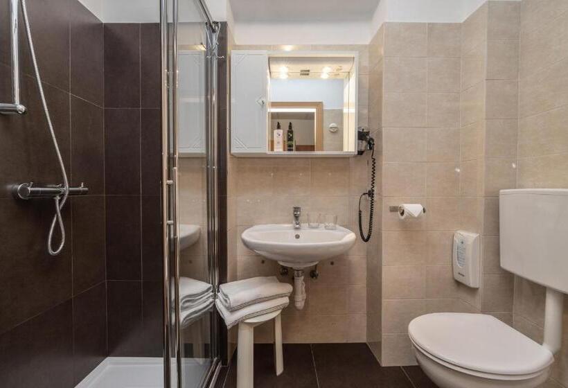 חדר סטנדרט לשלושה, Pejo