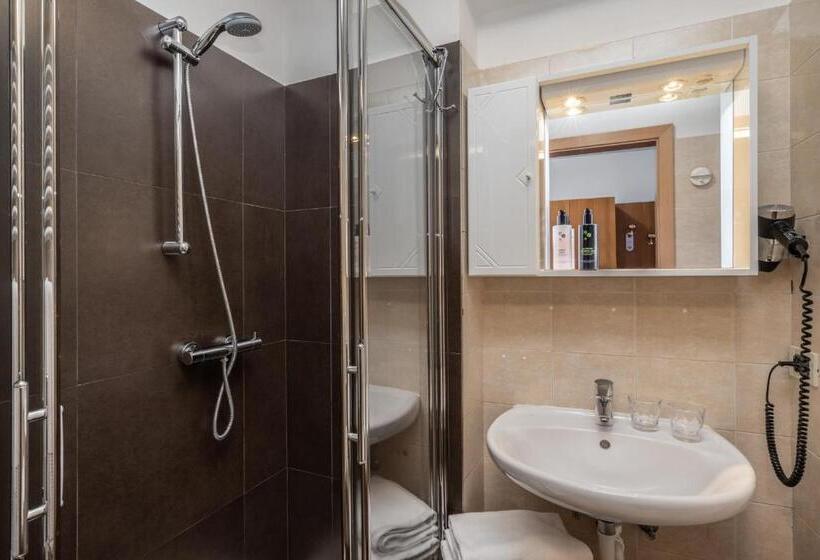 חדר סטנדרט לשלושה, Pejo