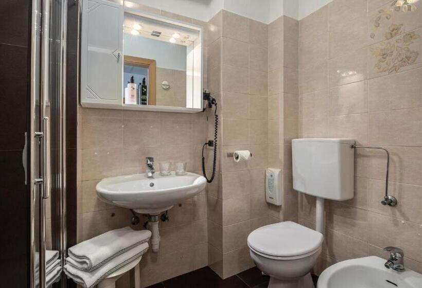 חדר סטנדרט לשלושה, Pejo