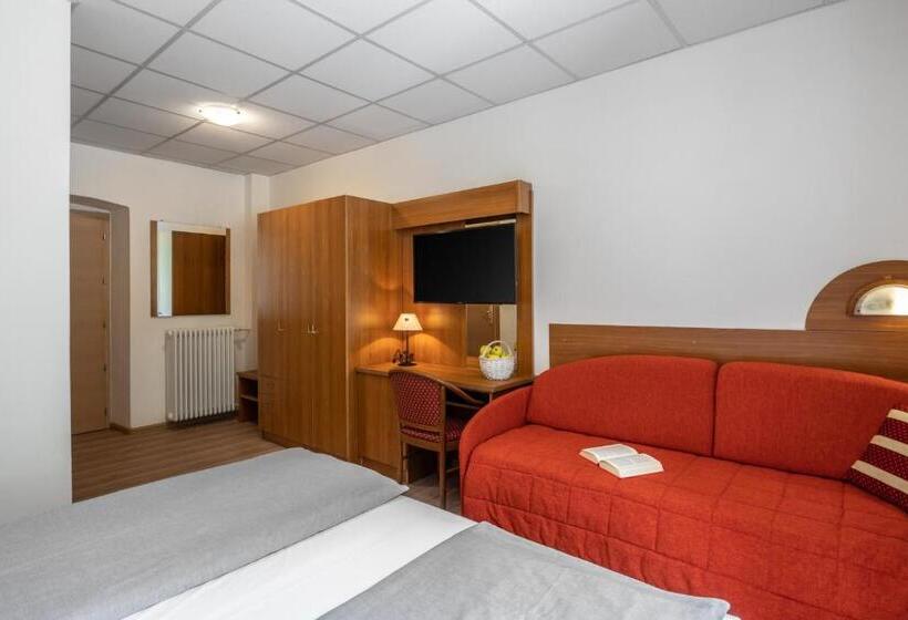 חדר סטנדרט לשלושה, Pejo