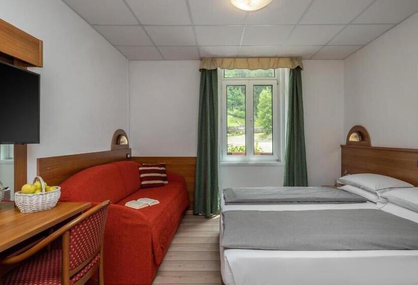 חדר סטנדרט לשלושה, Pejo