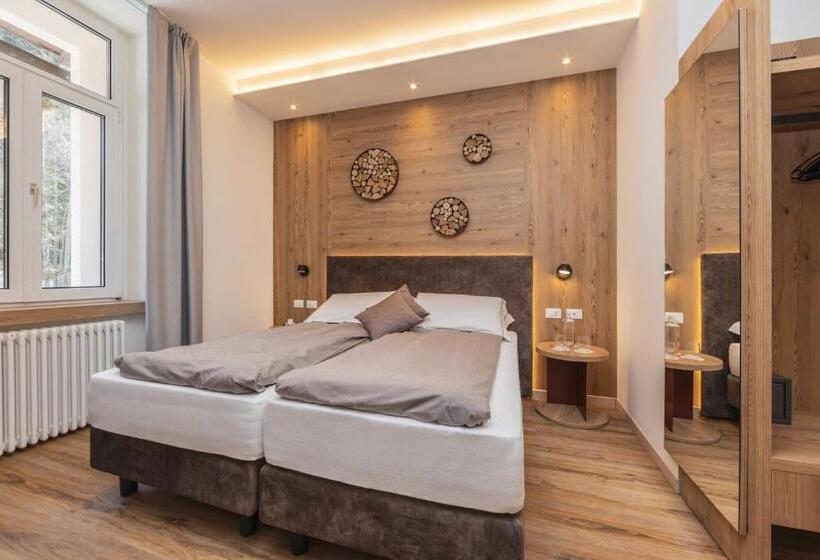 חדר משפחתי, Pejo