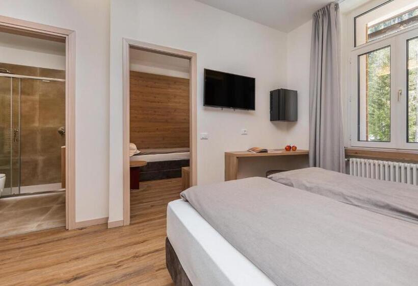 חדר משפחתי, Pejo