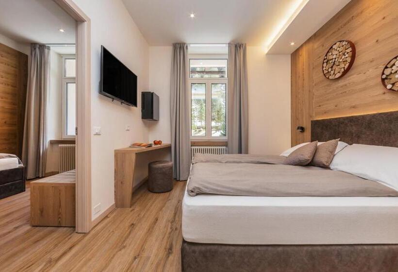 חדר משפחתי, Pejo