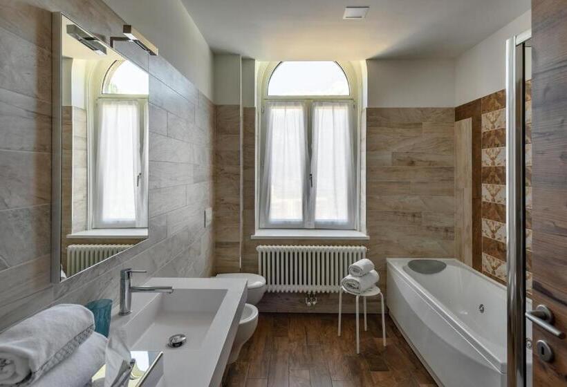 סוויטת ג'וניור, Pejo