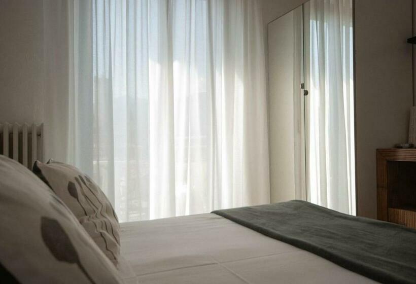 수피리어 룸, Peler