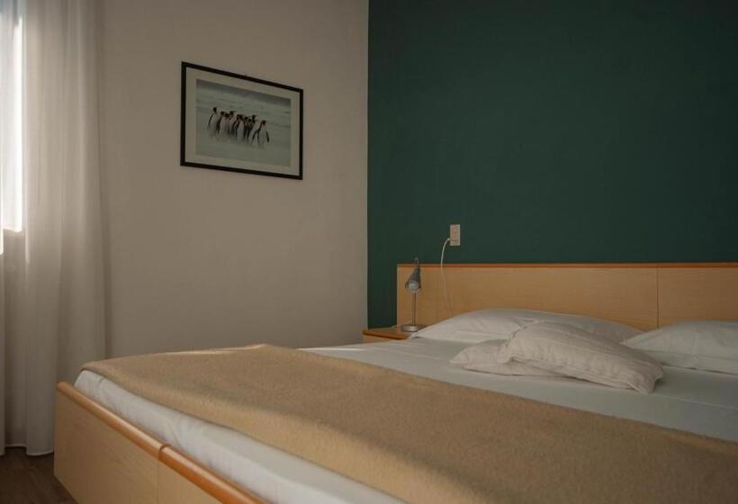 스탠다드 룸, Peler