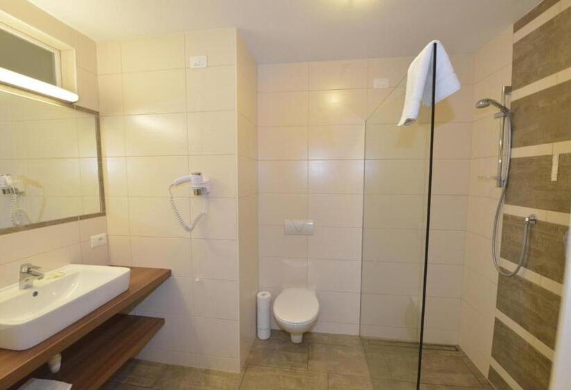 חדר אקונומי, Molaris Lodge