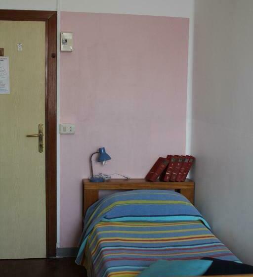 اتاق استاندارد سه تخته با سرویس بهداشتی مشترک, Ostello Domus Civica