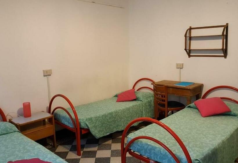 اتاق استاندارد سه تخته با سرویس بهداشتی مشترک, Ostello Domus Civica