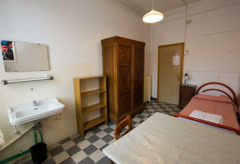 اتاق استاندارد یک تخته با سرویس بهداشتی مشترک, Ostello Domus Civica