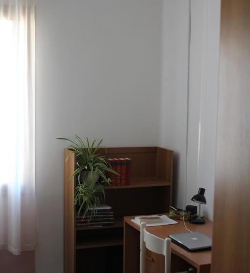 اتاق استاندارد یک تخته با سرویس بهداشتی مشترک, Ostello Domus Civica