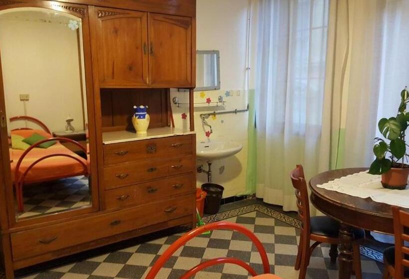 اتاق استاندارد با سرویس بهداشتی مشترک, Ostello Domus Civica