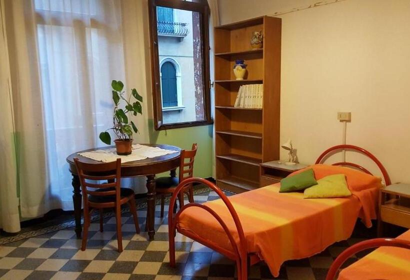 اتاق استاندارد با سرویس بهداشتی مشترک, Ostello Domus Civica