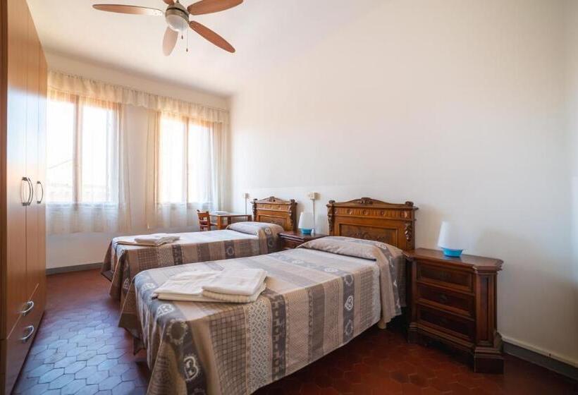 اتاق استاندارد سه تخته با سرویس بهداشتی مشترک, Ostello Domus Civica